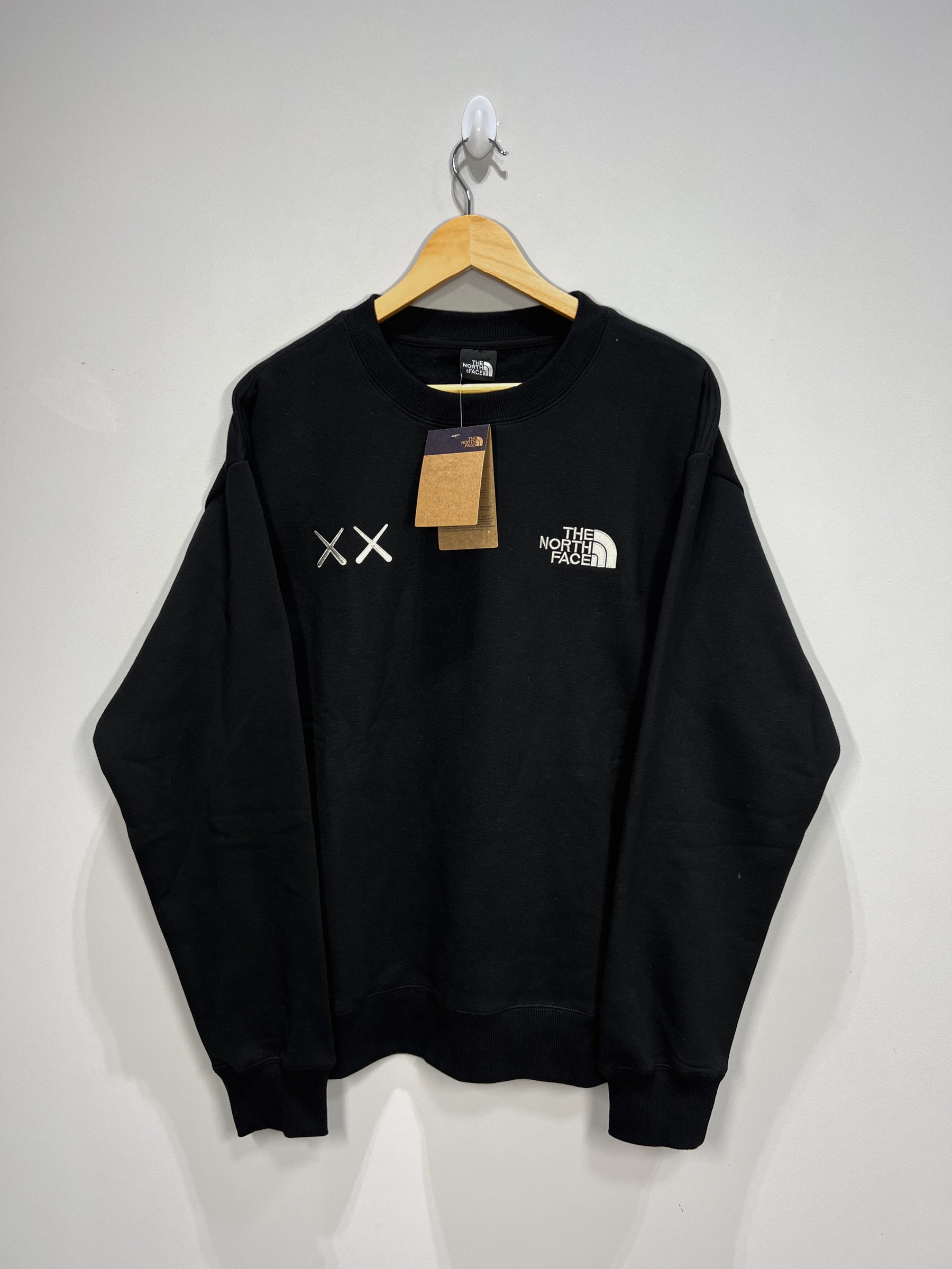 Moletom The North Face x Kaws - Preto