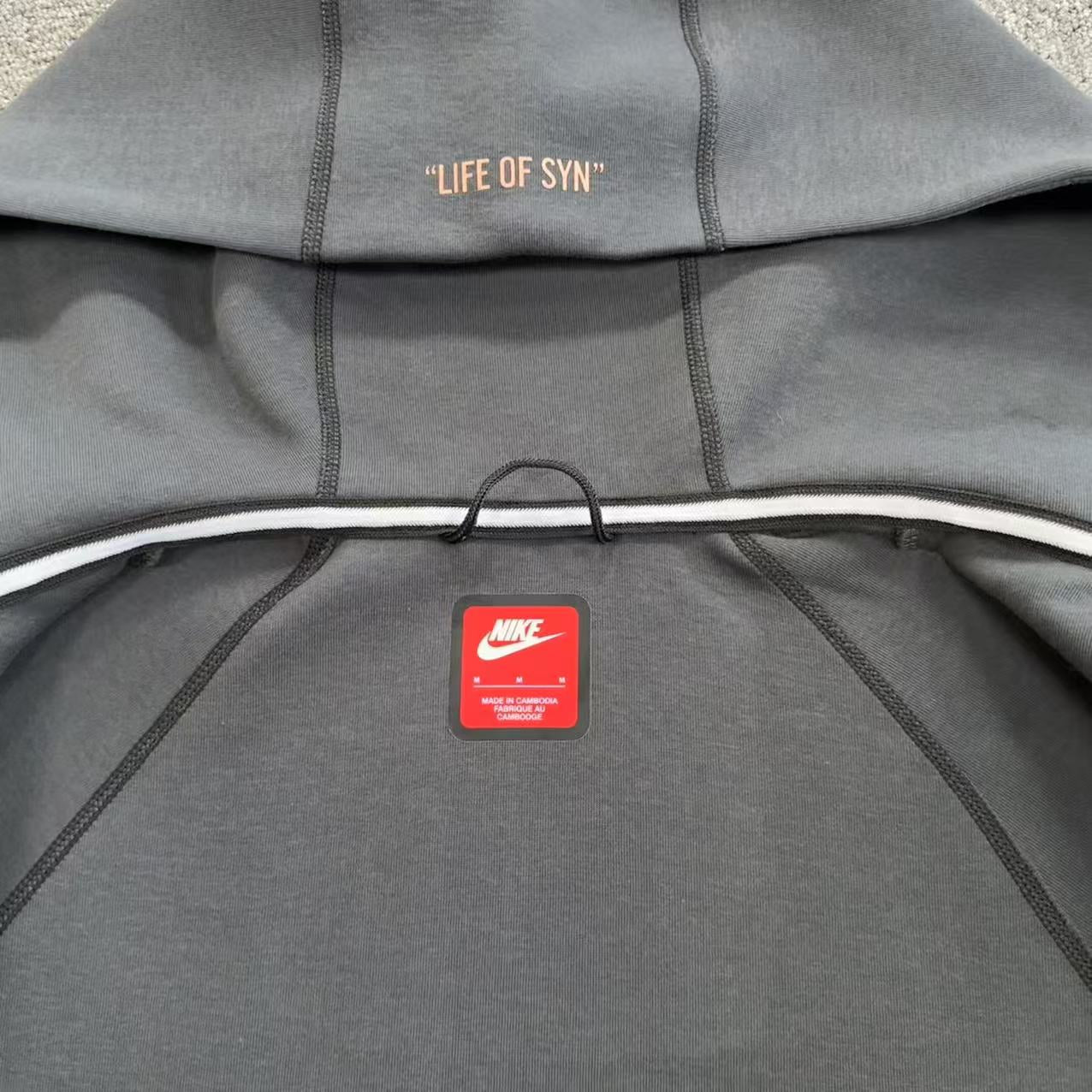 NIKE X CENTRAL CEE X SYNA WORLD - JAQUETA SPORTSWEAR TECH FLEECE "PRETO/BRONZE"