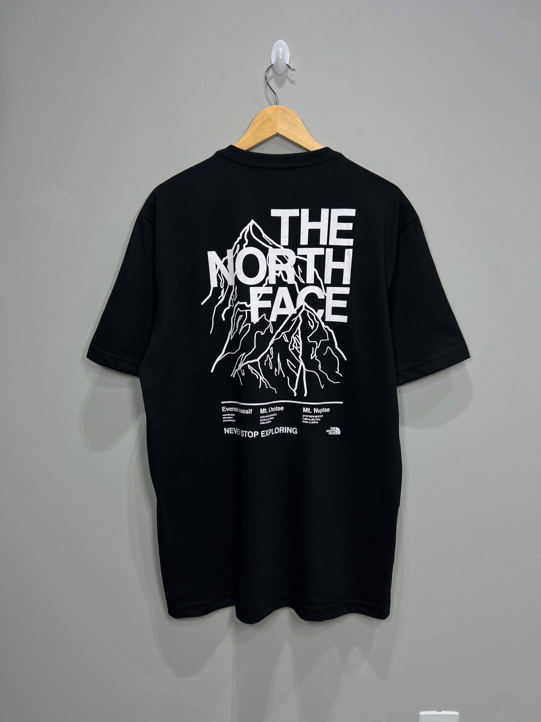 Camiseta The North Face Mountain Outline - Preta