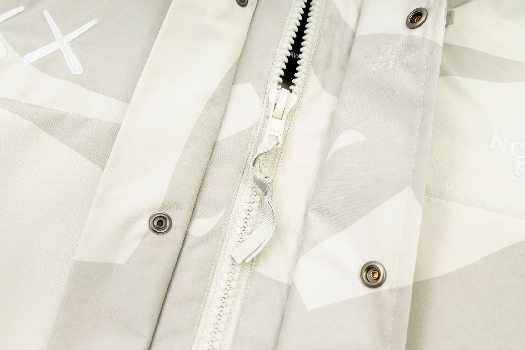 Jaqueta KAWS x The North Face - Off-white