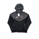 NIKE X CENTRAL CEE X SYNA WORLD - JAQUETA SPORTSWEAR TECH FLEECE "PRETO/BRONZE"