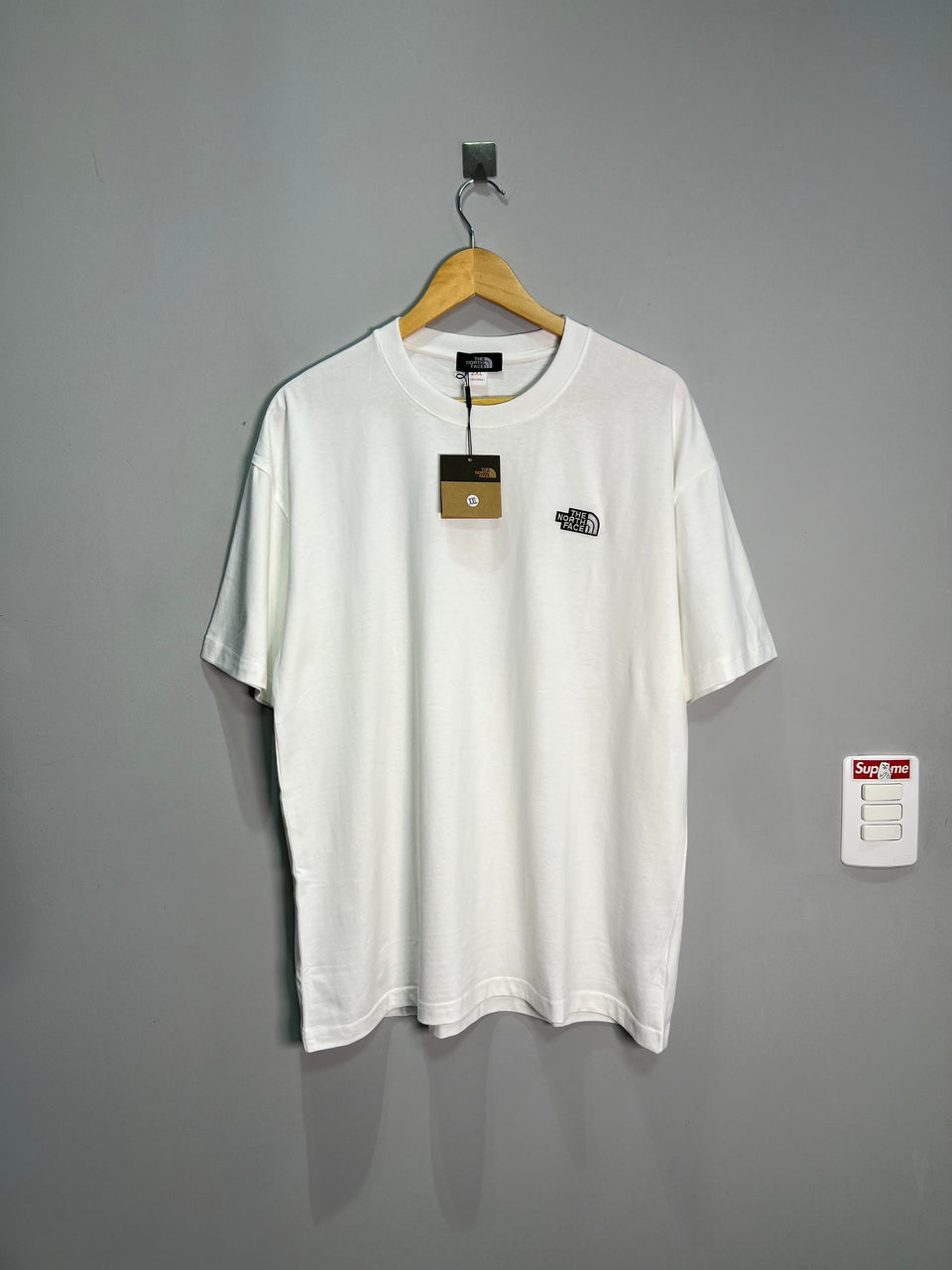 Camiseta The North Face - Importada / Branca