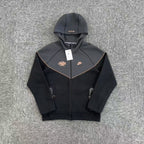 NIKE X CENTRAL CEE X SYNA WORLD - JAQUETA SPORTSWEAR TECH FLEECE "PRETO/BRONZE"