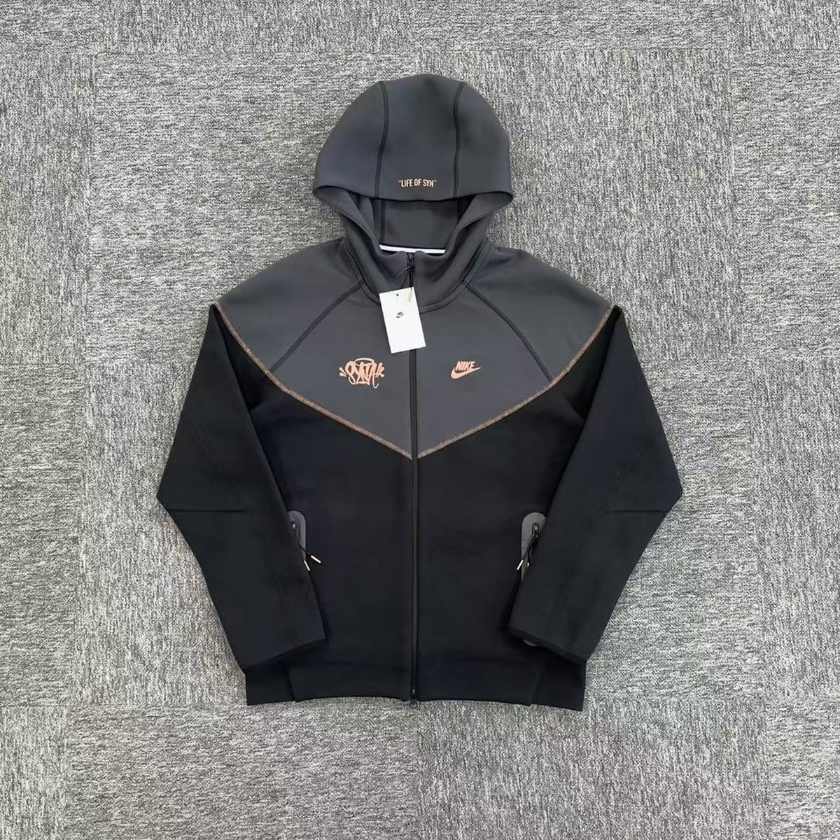 NIKE X CENTRAL CEE X SYNA WORLD - JAQUETA SPORTSWEAR TECH FLEECE "PRETO/BRONZE"