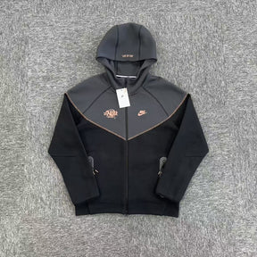 NIKE X CENTRAL CEE X SYNA WORLD - JAQUETA SPORTSWEAR TECH FLEECE "PRETO/BRONZE"