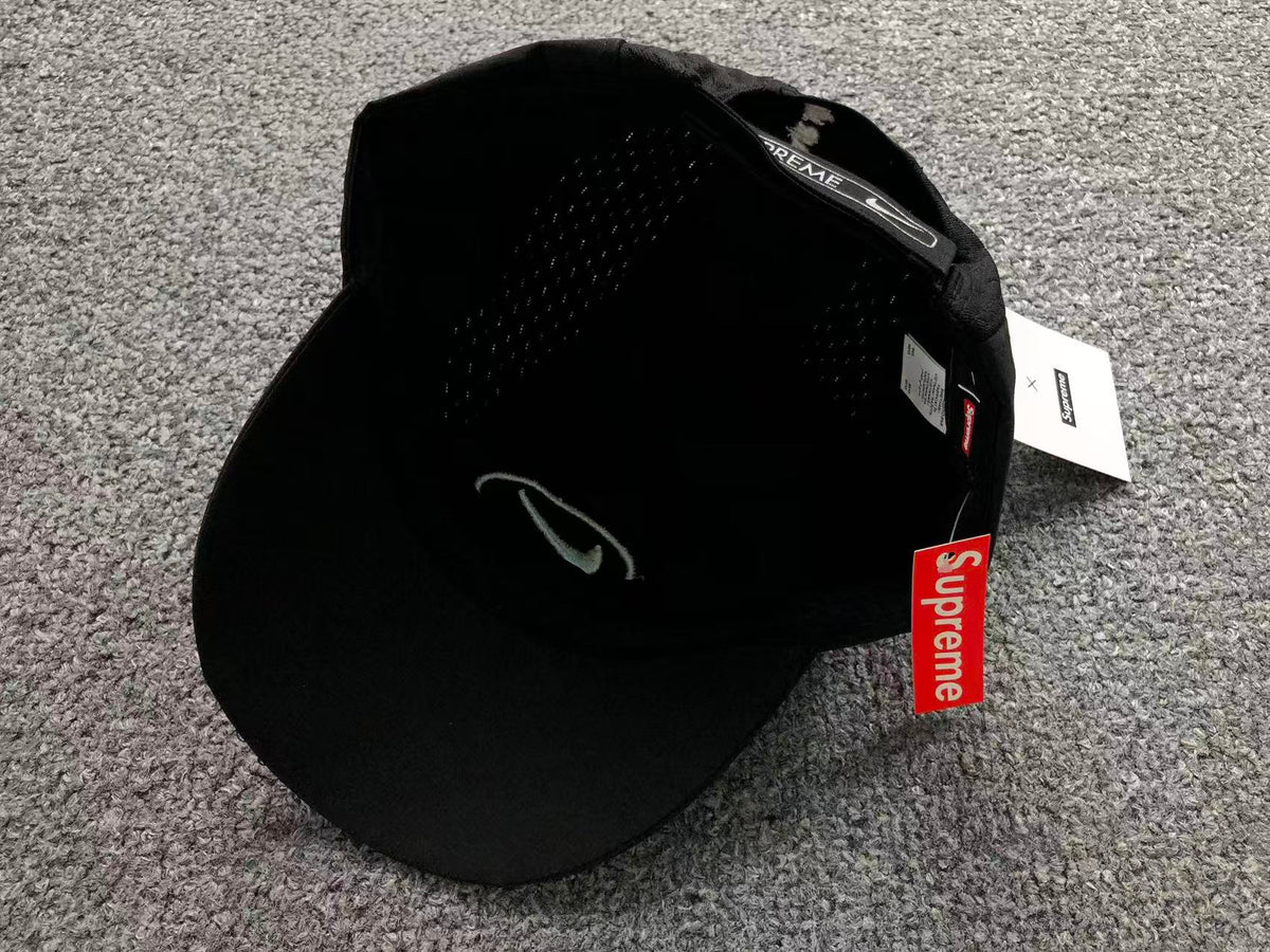 Supreme x Nike Boné Running Black