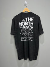 Camiseta The North Face  Mountain Outline - Cinza