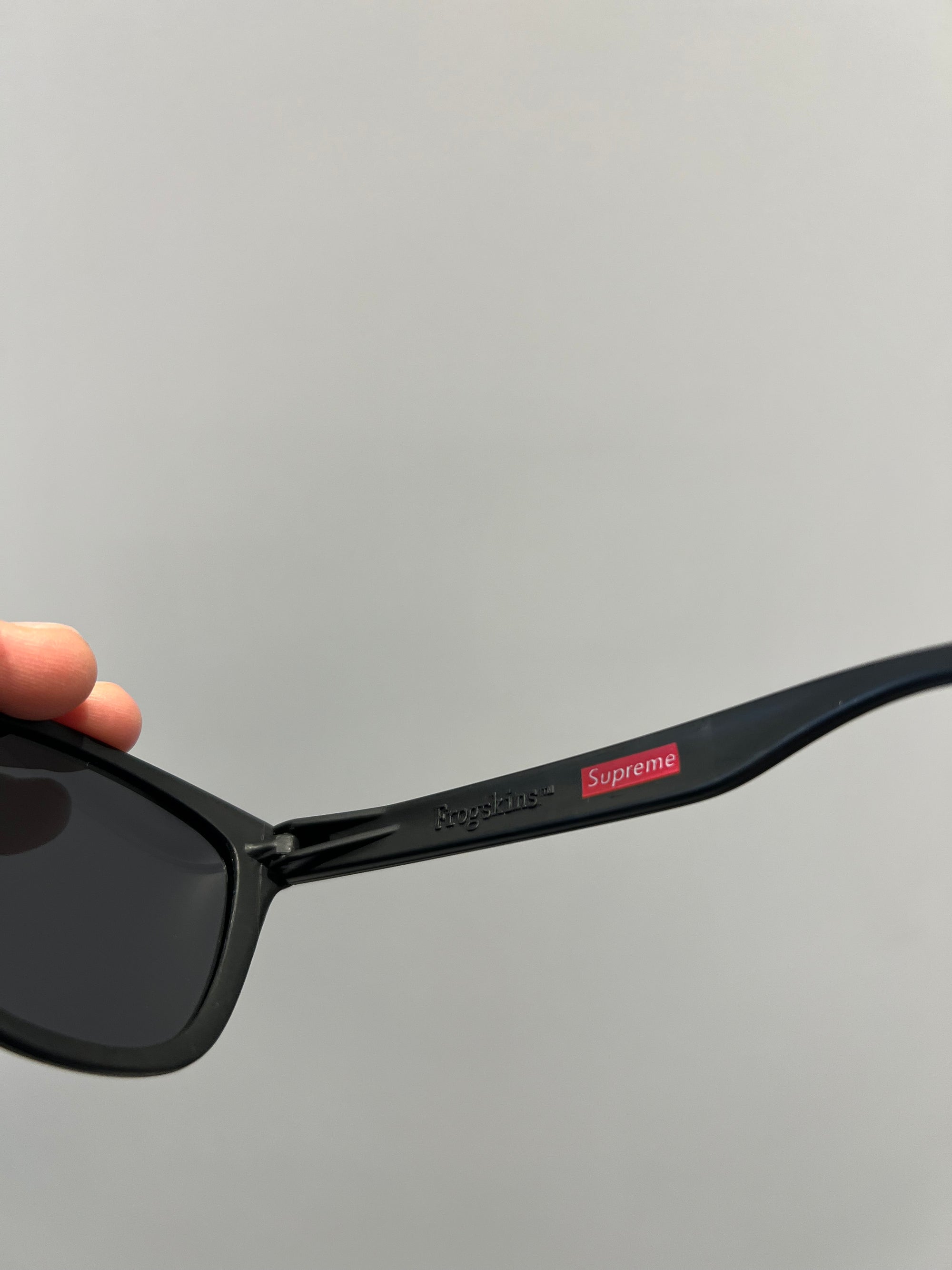 SUPREME x Oakley Frogskins