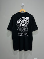 Camiseta The North Face  Mountain Outline - Preta